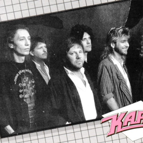 1989 - Nach knapp zweijähriger Pause meldet sich KARAT mit der neuen Single ″Immer so″ zurück - einem Vorgeschmack auf das neue Album, das unter Federführung von Burkhard Brozat in Hamburg entstand. Das Gesicht der Band hat sich grundlegend gewandelt: Ed Swillms und Textdichter Norbert Kaiser sind nicht mehr dabei.